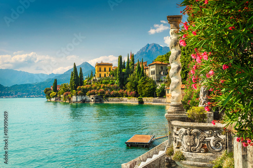 Cuadros en Lienzo Oleander flowers and villa Monastero in background, lake Como, Varenna