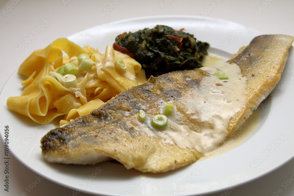 Stock-Foto „Zanderfilet mit Nudeln und Spinat“ | Adobe Stock