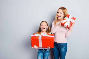 Canvas Print - Feelings people day-off delight rejoicing sale discount pleasure miracle wonderment spring concept. Two astonished amazed shocked cute sweet curious mama and girl get boxed isolated on gray background