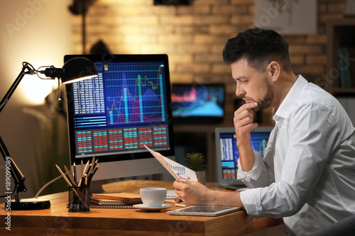 Cuadros en Lienzo Young stock exchange trader working in office