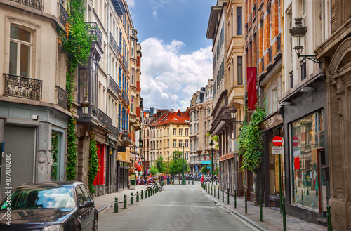 Obraz uliczka francuska  pusta-uliczka-we-francji-z-kolorowymi-kamienicami