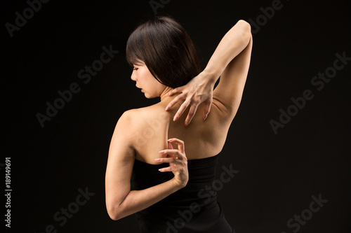 アレルギー 背中を掻く女性 Stock 写真 Adobe Stock アレルギー 背中を掻く女性 Stock 写真 Adobe Stock
