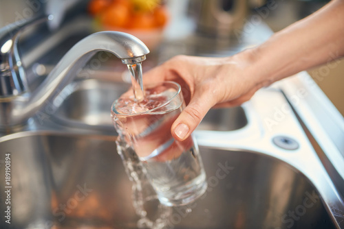 Fotomural Pouring Fresh Tap Water Into a Glass