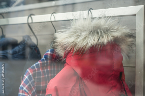 Fotomural vestes d'hiver avec capuche en vitrine