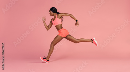 Fotomural Young athlete running indoors