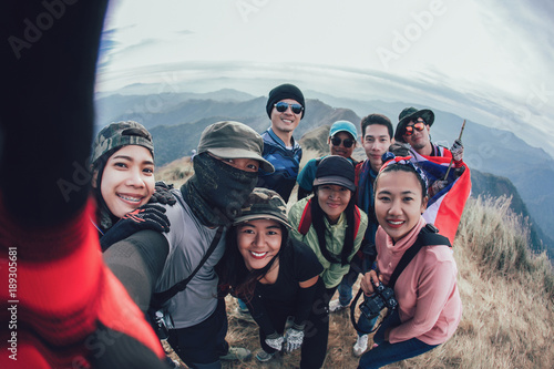 Fotografia Friends Taking Selfie at the top of mountain