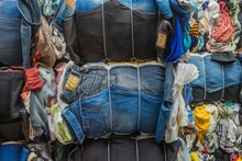 Recycling Altkleidersammlung Jeans - Recycling Used Clothing Collection Jeans
