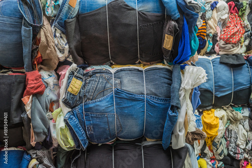 Recycling Altkleidersammlung Jeans - Recycling used clothing collection jeans