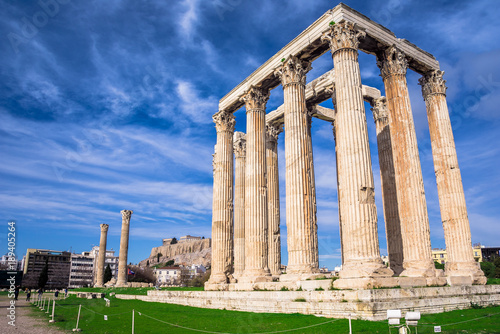 Plakat Świątynia Zeusa Olimpijskiego (po grecku: Naos tou Olimpiou Dios), znana również jako Olympieion, Ateny, Grecja.