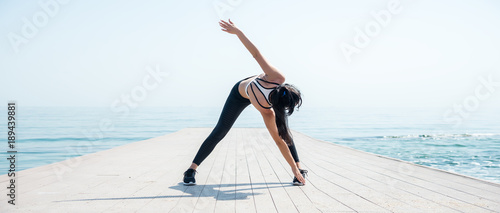 Cuadros en Lienzo Fitness Girl working out on the beach