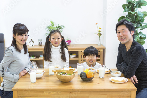 朝食の食卓を囲む家族 Stock Photo Adobe Stock