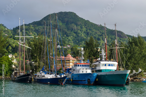 Zdjęcie XXL Piękni statki przy Wiktoria schronieniem w Seychelles