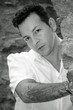 Männerportrait in schwarz-weiß mit Tattoo