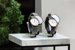 Piękne męskie zegarki z białą tarczą na marmurowej podstawce.