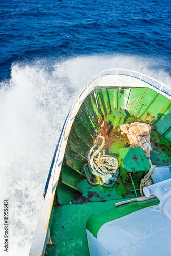 Cuadros en Lienzo View of prow of ship hitting wave on open sea