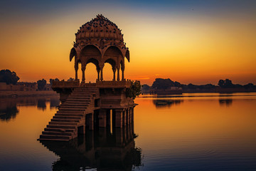 Fototapete - Gadi Sagar (Gadisar) lake Jaisalmer at dawn with ancient temples and architecture	