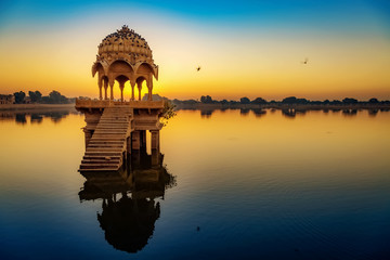 Fototapete - Gadisar Lake Jaisalmer Rajasthan at sunrise with ancient architecture.