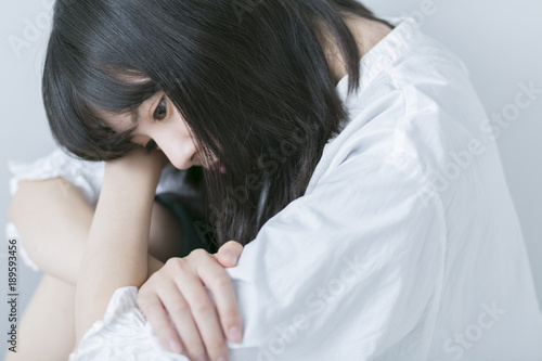 膝を抱える女性 Stock 写真 Adobe Stock