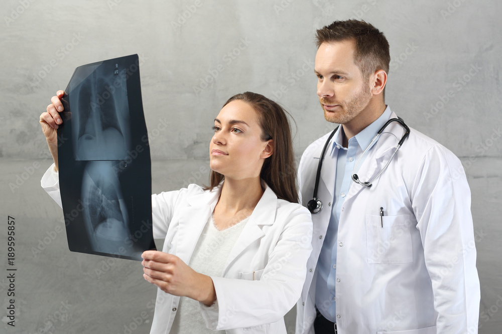 Prześwietlenie płuc.  Lekarze oglądają zdjęcie rentgenowskie pacjenta. - obrazy, fototapety, plakaty 