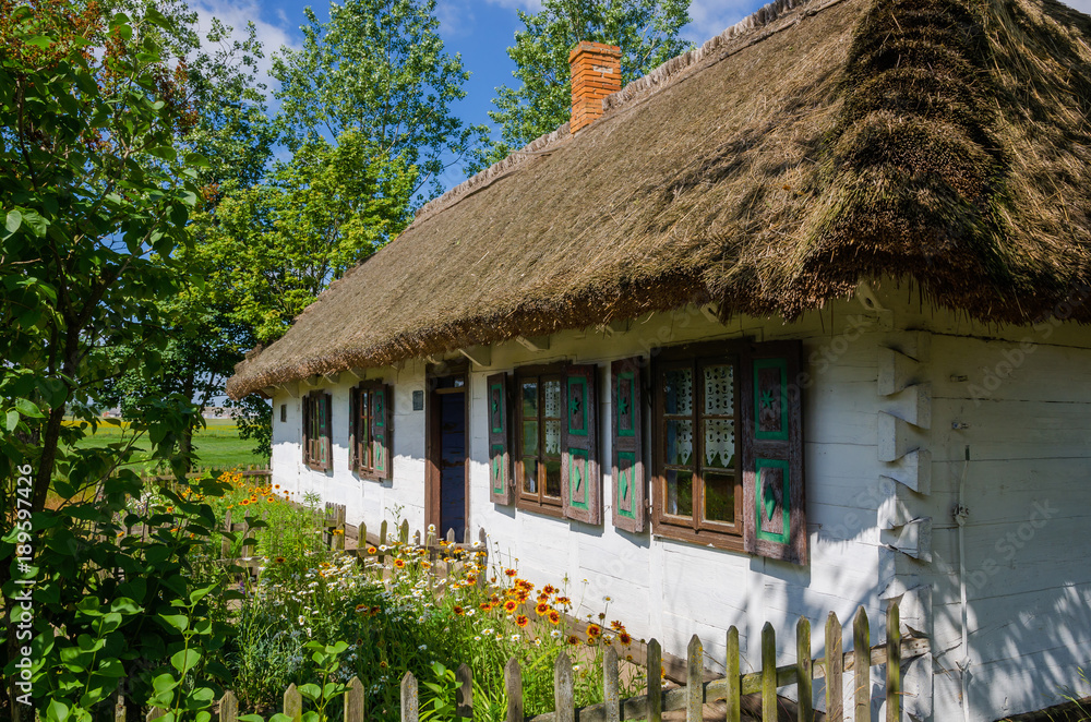 Wiejska chata w skansenie w Maurzycach pod Łowiczem - obrazy, fototapety, plakaty 
