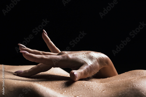Plakat Zakończenie widok kobiety ręka dotyka jej brzucha.