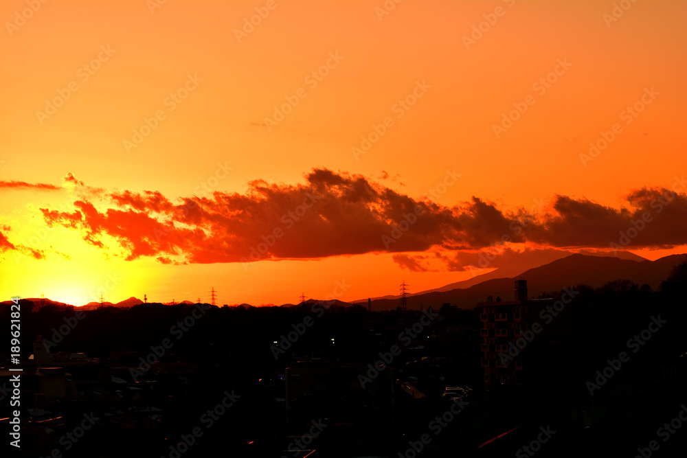 夕焼け/特別寒い冬の夕暮れ。綺麗な夕日とオレンジ色に染まります。 の