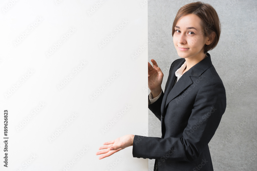 Photo Blinds スーツ姿で案内する若い女性 コピースペース Nikkel Art Photo Blinds スーツ姿で案内する若い女性 コピースペース Nikkel Art