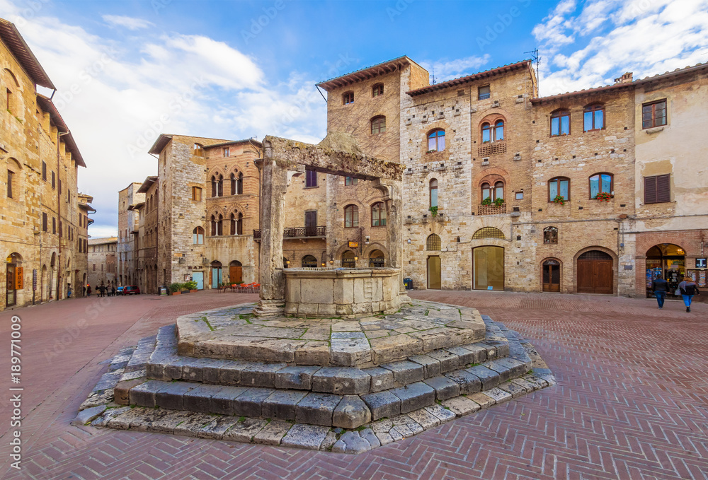 San Gimignano (Italy) - The famous small walled medieval hill town in the province of Siena, Tuscany. Known as the Town of Fine Towers, or the Medieval Manhattan. Here the awesome historic center. - obrazy, fototapety, plakaty 