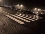 Fototapeta  - Przejście dla pieszych po zmroku, oświetlone przejście dla pieszych przy drodze szybkiego ruchu