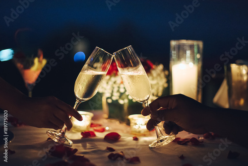 Fotografía Romantic candlelight dinner table setup for couple with beautiful light as background
