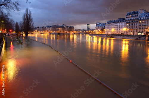 Plakat Paryż w powodzi, styczeń 2018. Nocny widok z Pont d&#39;Arcole