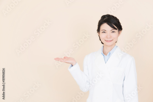 案内をする白衣の女性 Buy This Stock Photo And Explore Similar Images At Adobe Stock Adobe Stock 案内をする白衣の女性 Buy This Stock Photo And Explore Similar Images At Adobe Stock Adobe Stock
