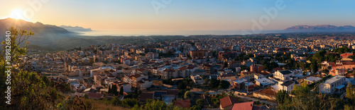 Fotografía Evening Alcamo town and sea bay, Sicily, Italy