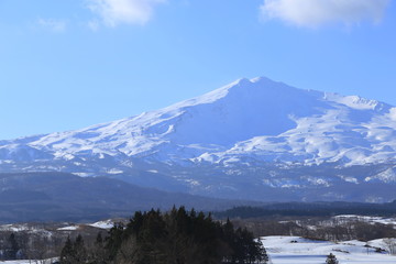 Wall Mural - 早春の鳥海山　にかほ市　Mt.Chokai in early spring / Nikaho, Akita, Japan