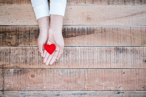Fotomural hand holding a red heart, valentine's day love, vintage tone