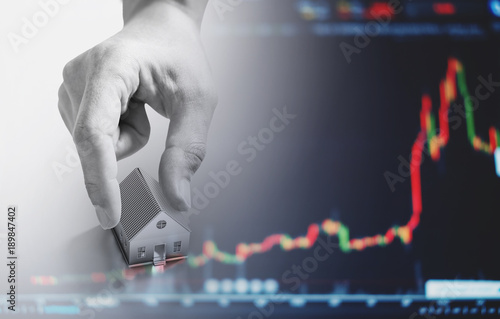 Cuadros en Lienzo Hand holding house, with raising graph background