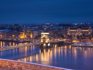 Wall Mural - Famous Chain Bridge in dusk