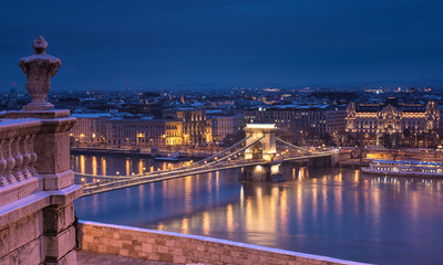 Wall Mural - Famous Chain Bridge in dusk