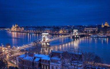 Wall Mural - Famous Chain Bridge in dusk