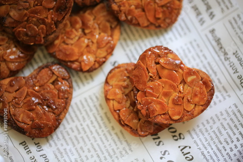 Fotografía florentine cookies with heart shaped in valentine day