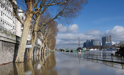 Wall Mural - inondation de la Seine sur la voie express George Pompidou