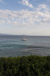 Corsica, 01/09/2017: una barca a vela sul Mar Mediterraneo nel golfo di Ajaccio con vista sulla macchia mediterranea