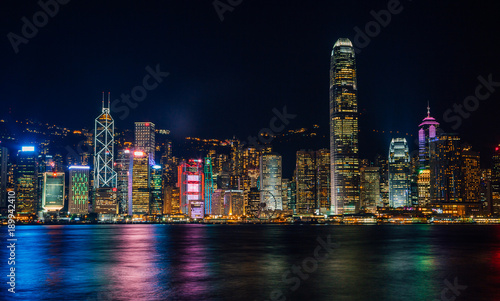 Zdjęcie XXL Hong Kong, Chiny. 30 sierpnia 2017. Skyline w nocy ze światłami i drapaczami chmur nad morzem z wiązki laserowej.