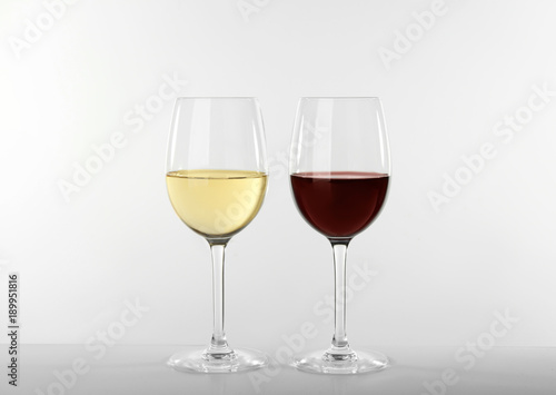 Cuadros en Lienzo Two glasses of wine on white background