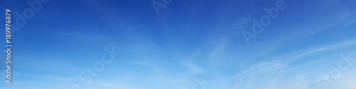 Plakat Wibrujący colour panoramiczny niebo z chmurą na słonecznym dniu. Piękna chmura cirrus.