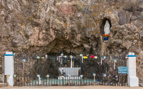 Fotografía Tucson, Arizona, USA - January 9, 2018: Grotto in rocks with statues of Mary and Bernadette outside historic San Xavier Del Bac Mission