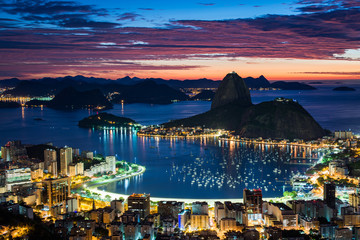 Fototapete - Rio de Janeiro city just before sunrise with city lights on, and the Sugarloaf Mountain in the horizon