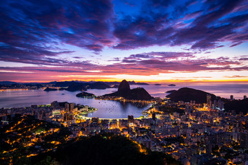 Fototapete - Rio de Janeiro city just before sunrise with city lights on, and the Sugarloaf Mountain in the horizon