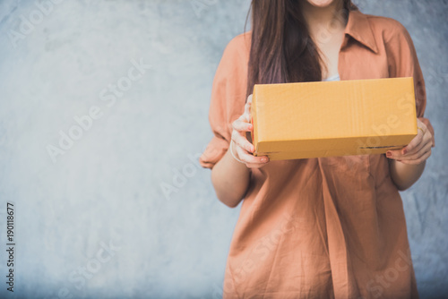 Fotografía Woman holding parcel box for delivery to customer by logistic service