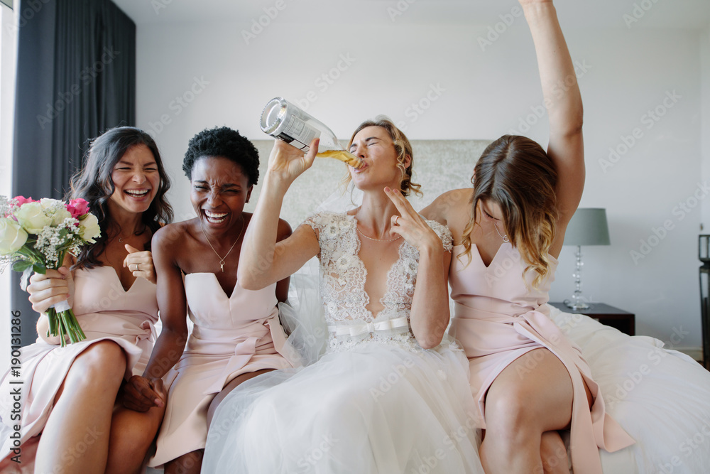 Bride and bridesmaids enjoying before wedding in hotel room - obrazy, fototapety, plakaty 